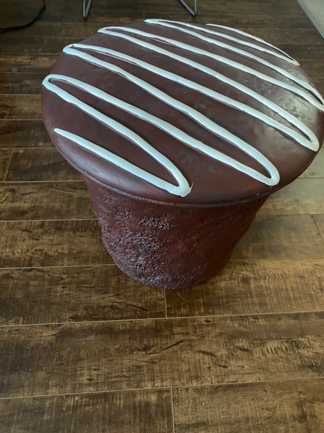 Giant Chocolate Cupcake Shaped Stool image indicator(2)