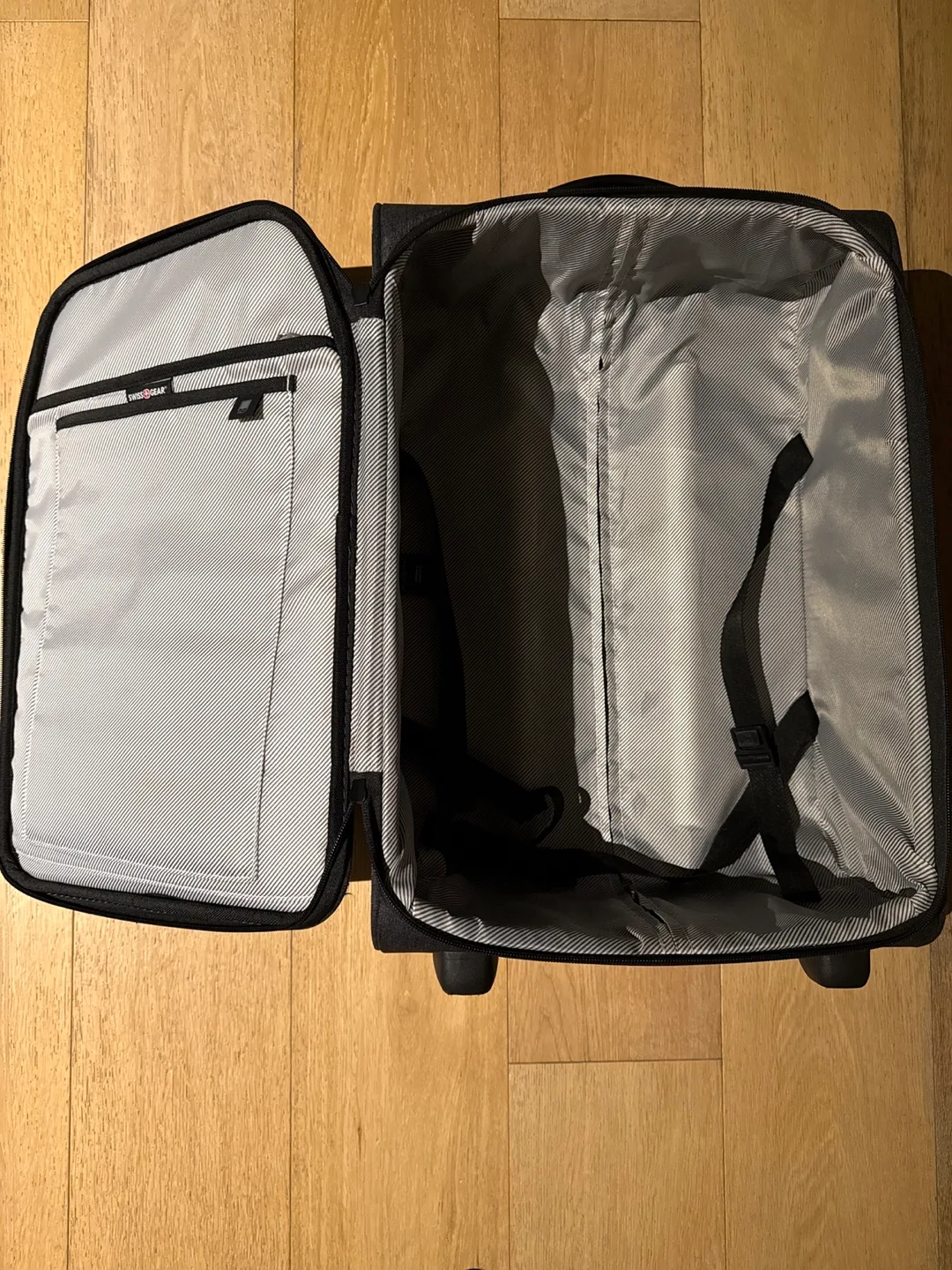 SwissGear Carry-On Suitcase image indicator(2)