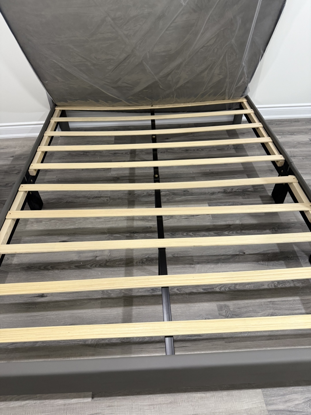 Brand new Grey platform bed frame, queen size  new mattress. - photo 2