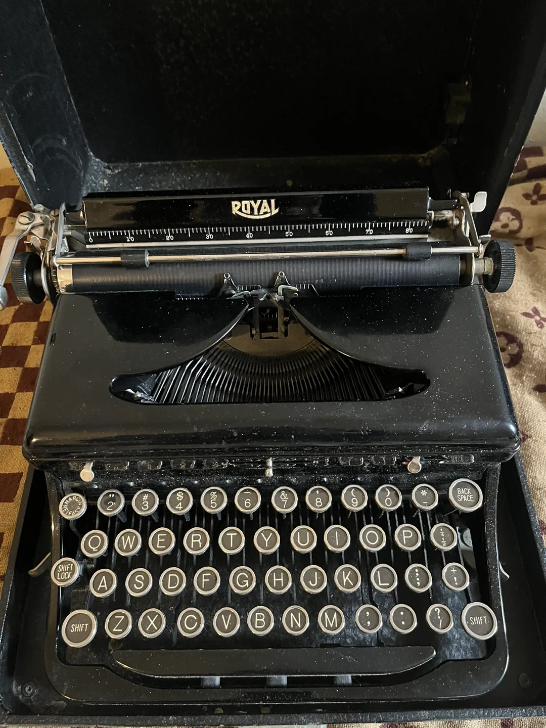 Vintage Royal Typewriter with Carrying Case image indicator(2)
