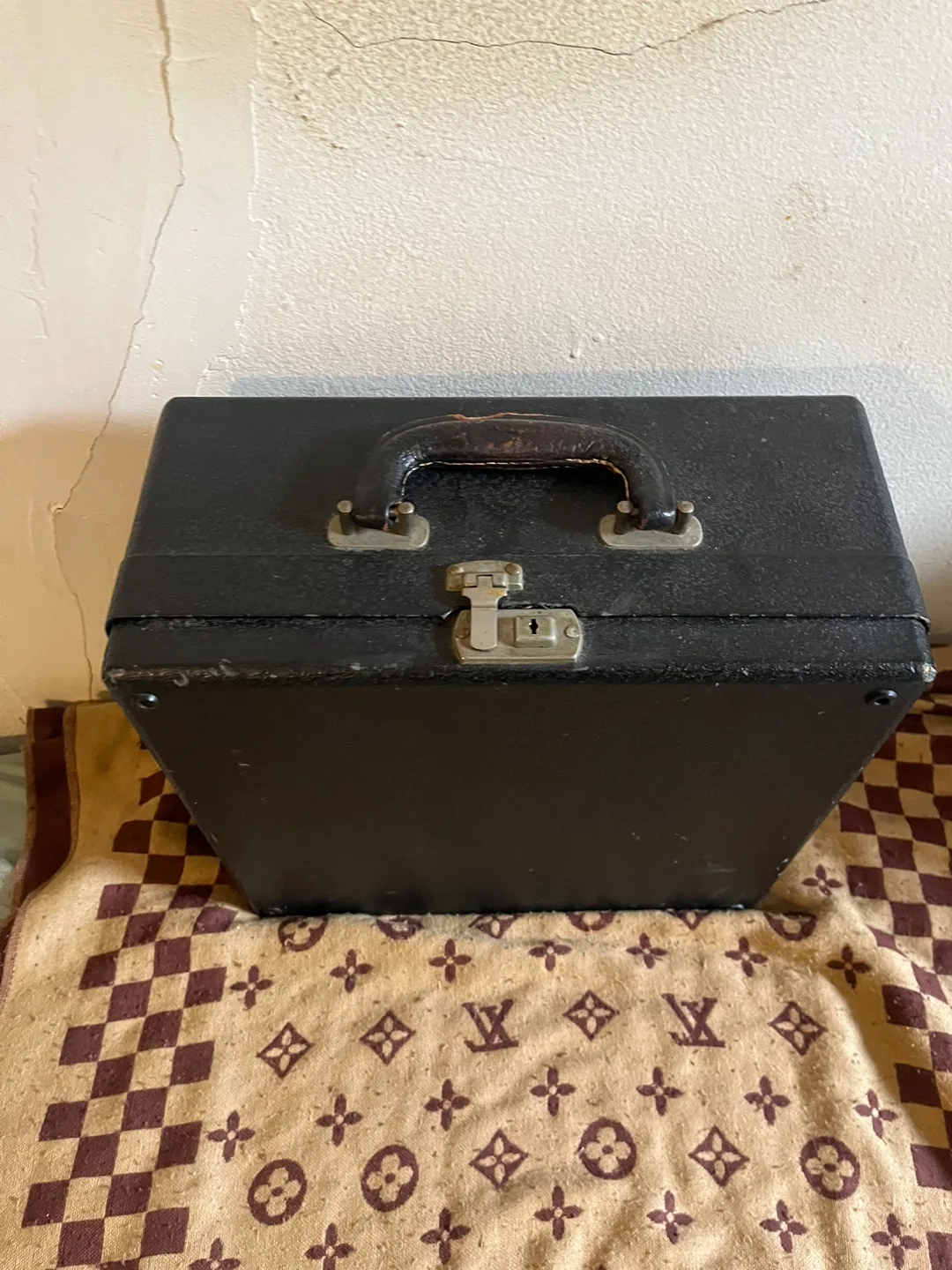 Vintage Royal Typewriter with Carrying Case image indicator(4)