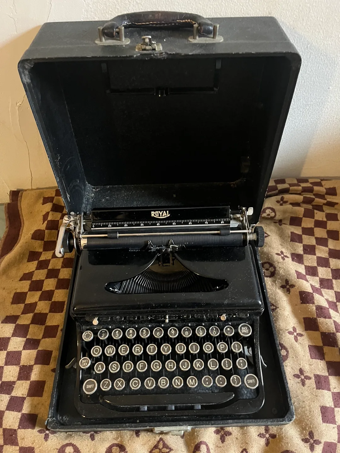 Vintage Royal Typewriter with Carrying Case thumbnail