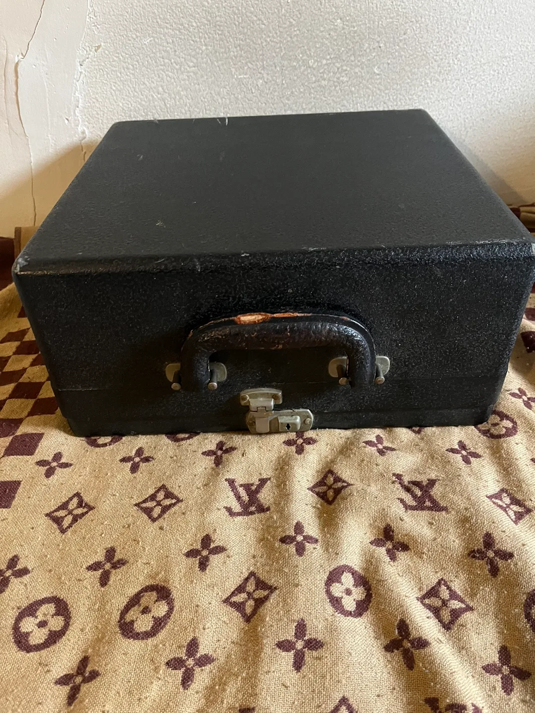 Vintage Royal Typewriter with Carrying Case image indicator(3)