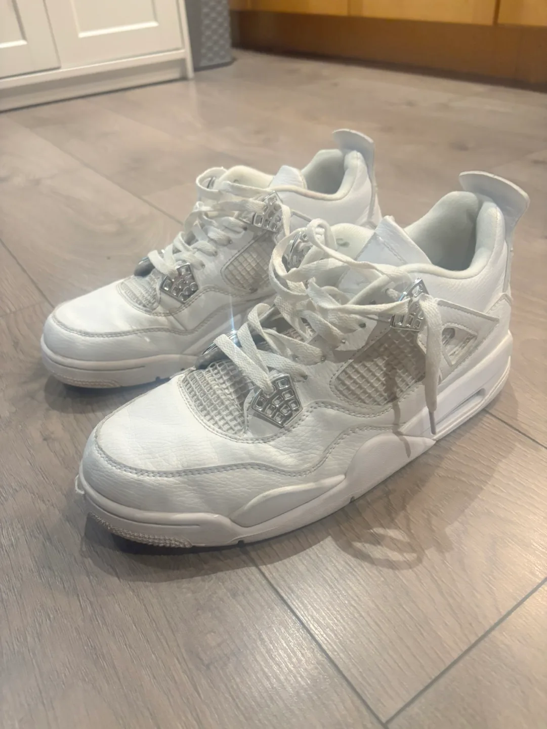 Air Jordan 4  White Metallic Silver Sneakers image indicator(3)