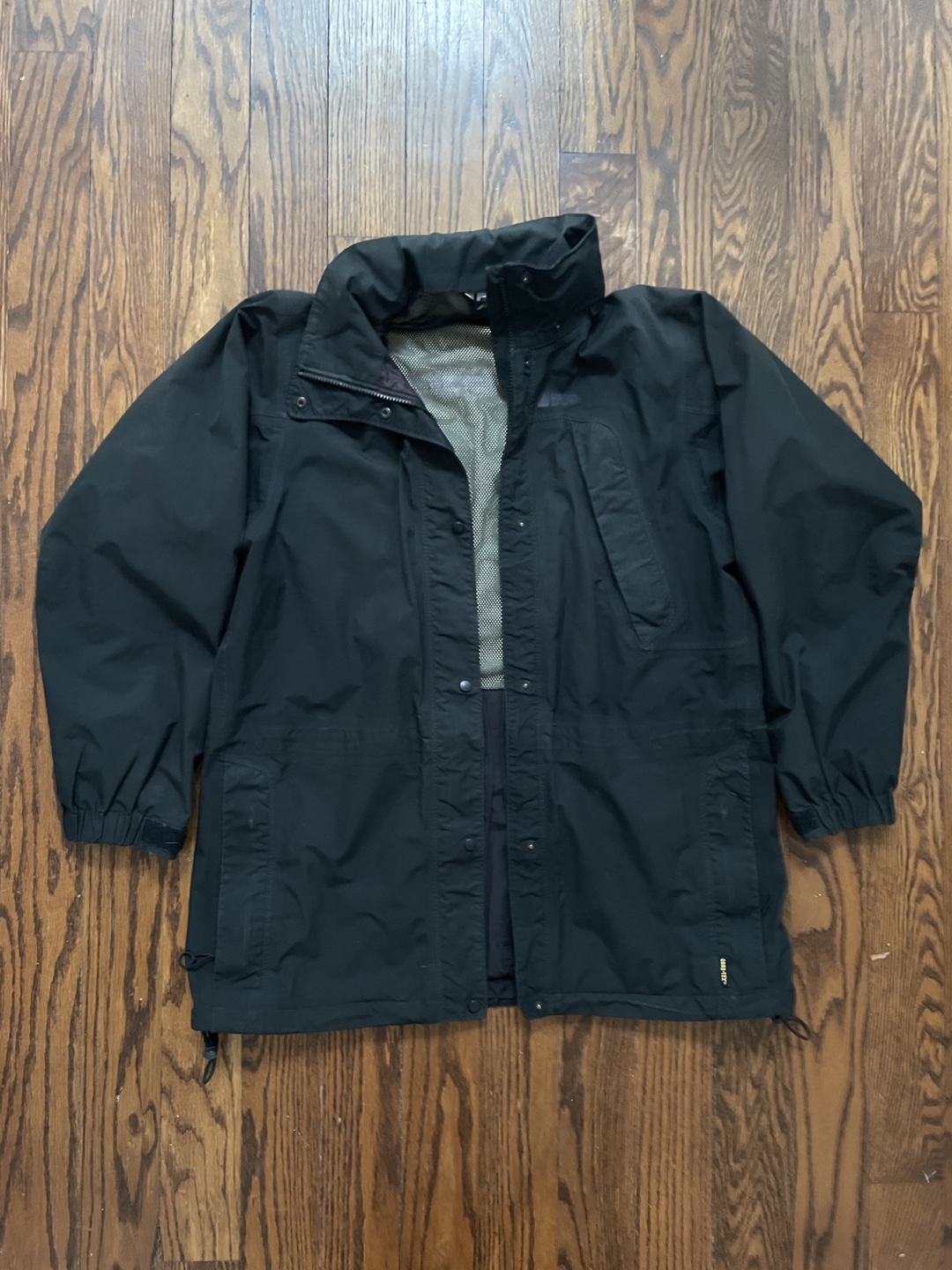 MEC Women’s Black Gore-Tex Jacket size Large - photo 3