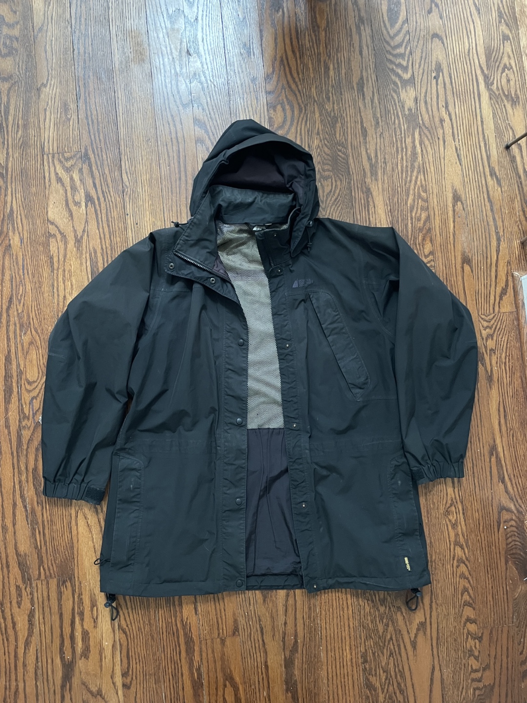 MEC Women’s Black Gore-Tex Jacket size Large - photo 2