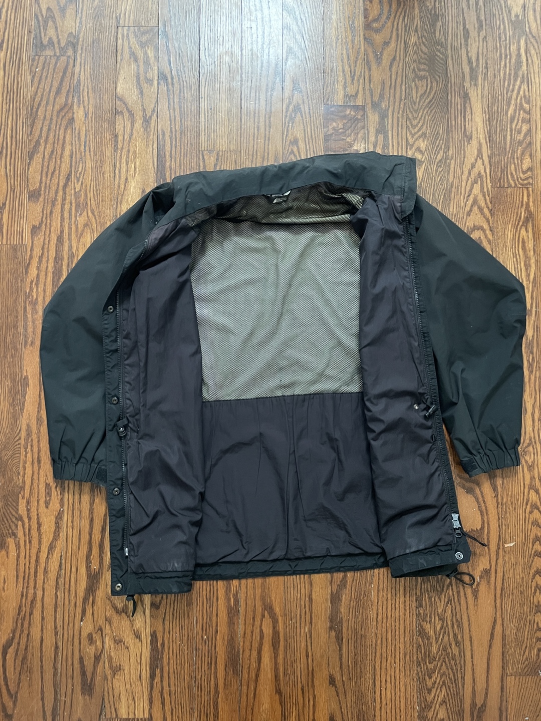 MEC Women’s Black Gore-Tex Jacket size Large - photo 4