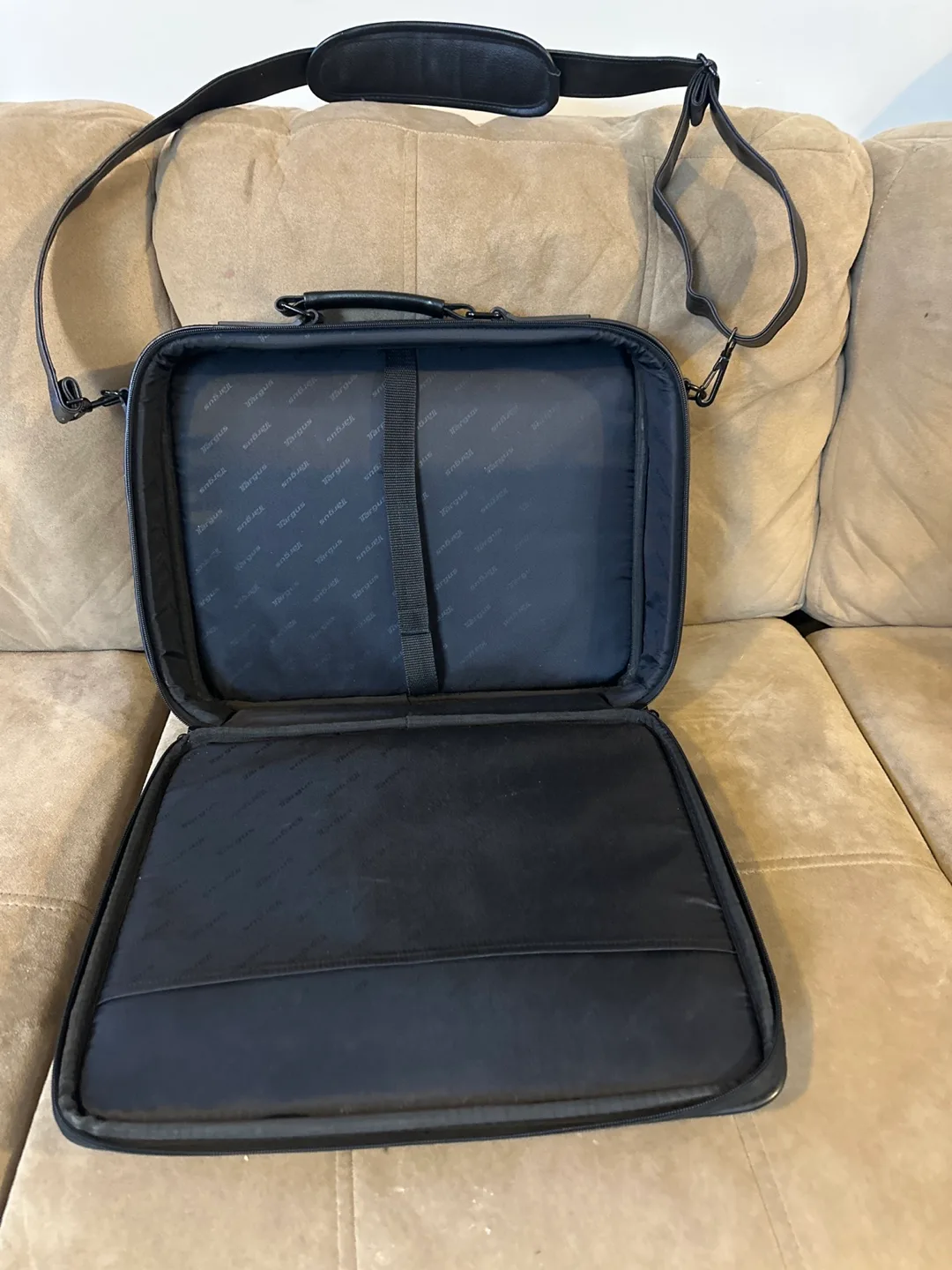 Black Leather Laptop Bag image indicator(3)