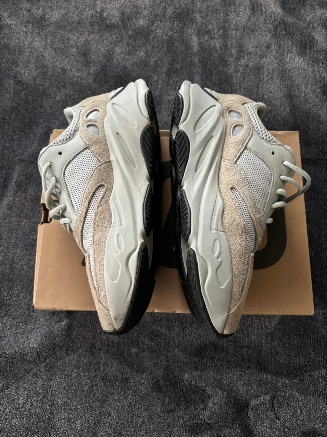 Yeezy 700 Boost Salt image indicator(2)