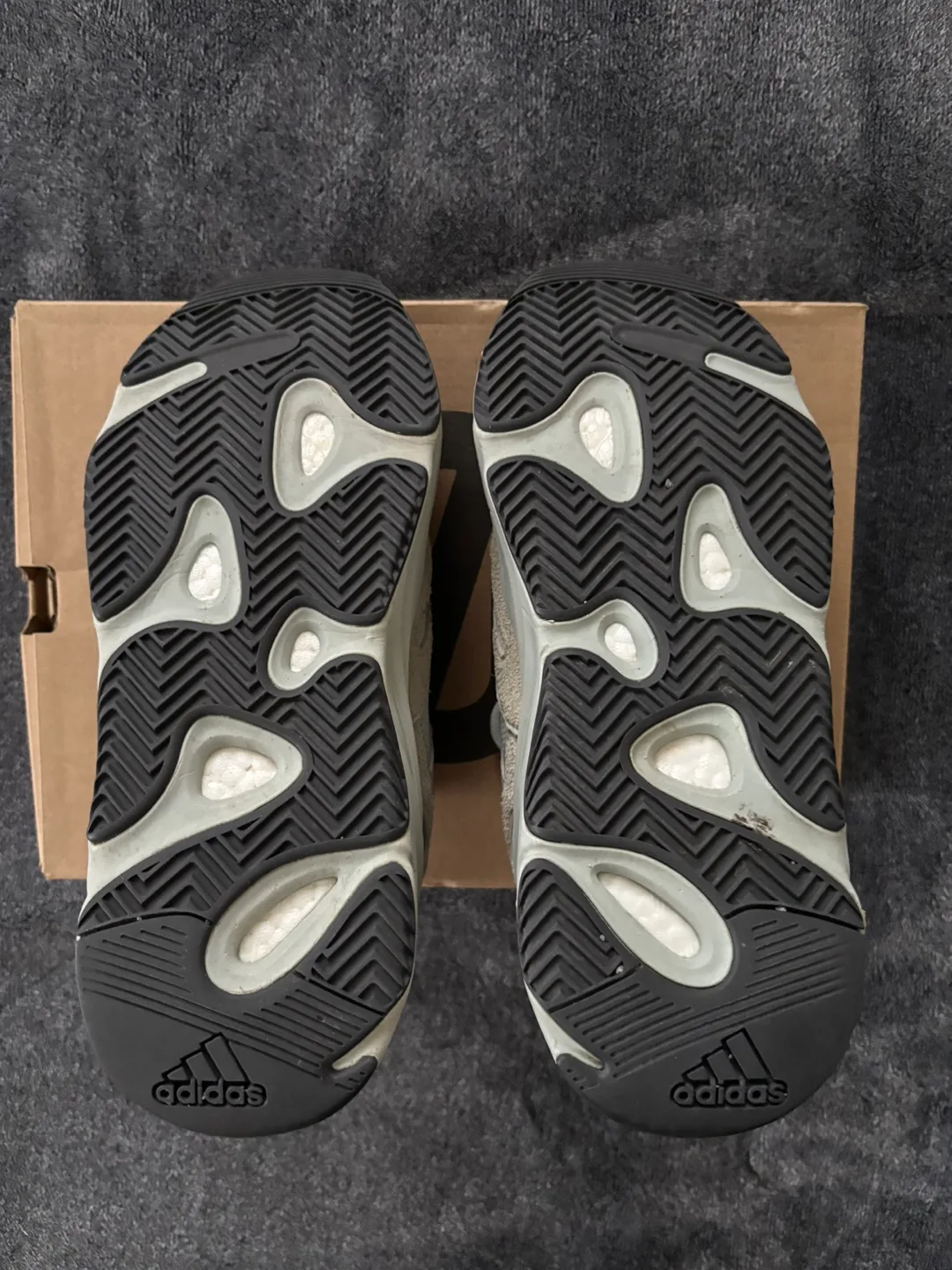 Yeezy 700 Boost Salt image indicator(7)