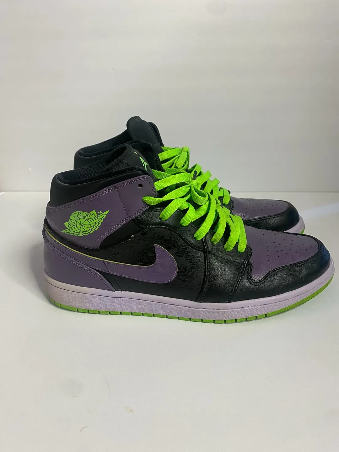 Air Jordan 1 Mid image indicator(2)