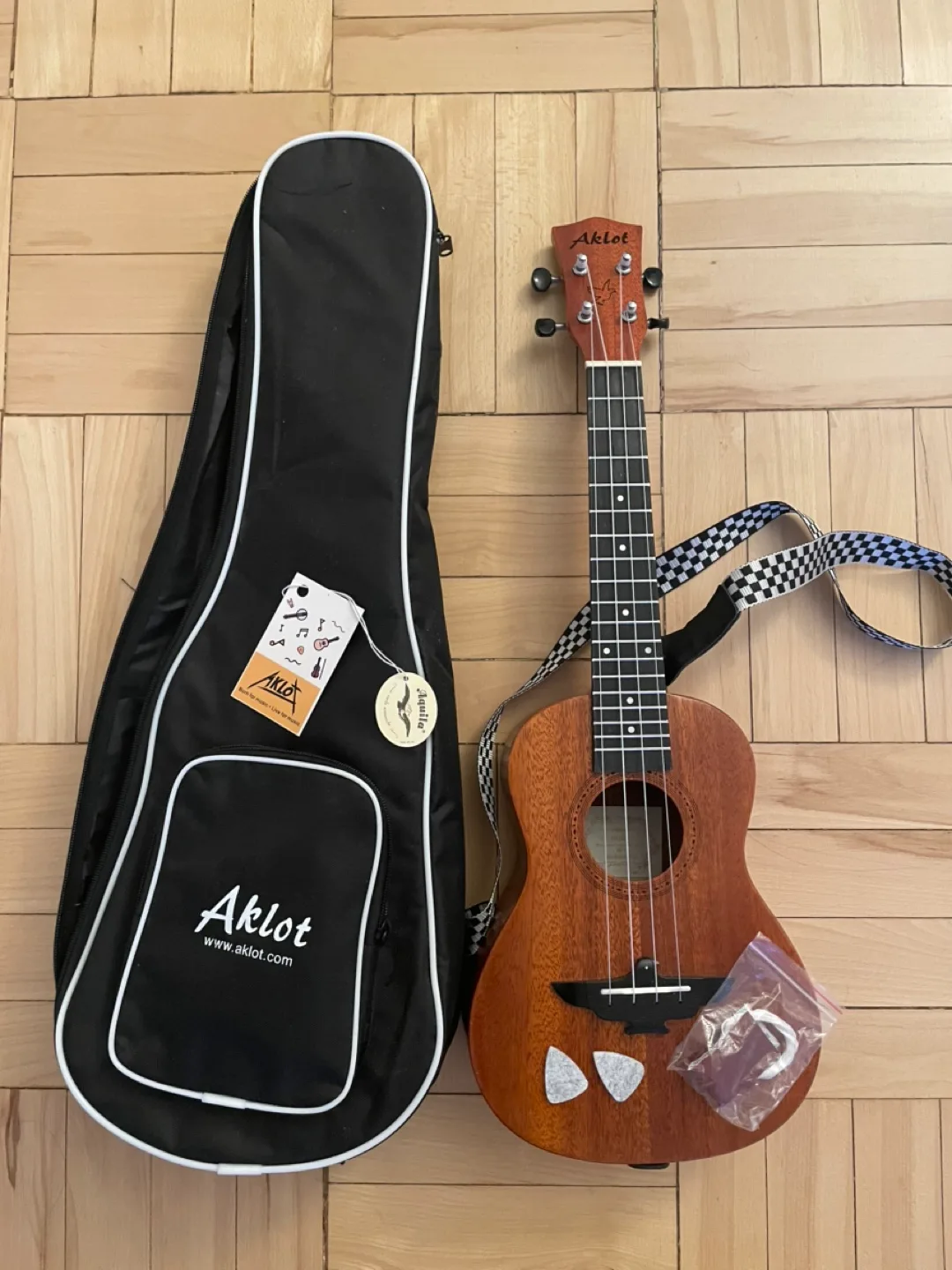 Aklot Ukulele with Gig Bag and Accessories thumbnail