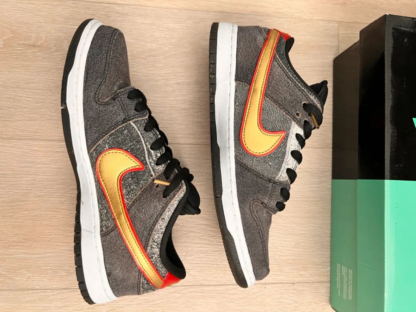 Nike Sb dunk low Beijing Metallic Gold image indicator(2)