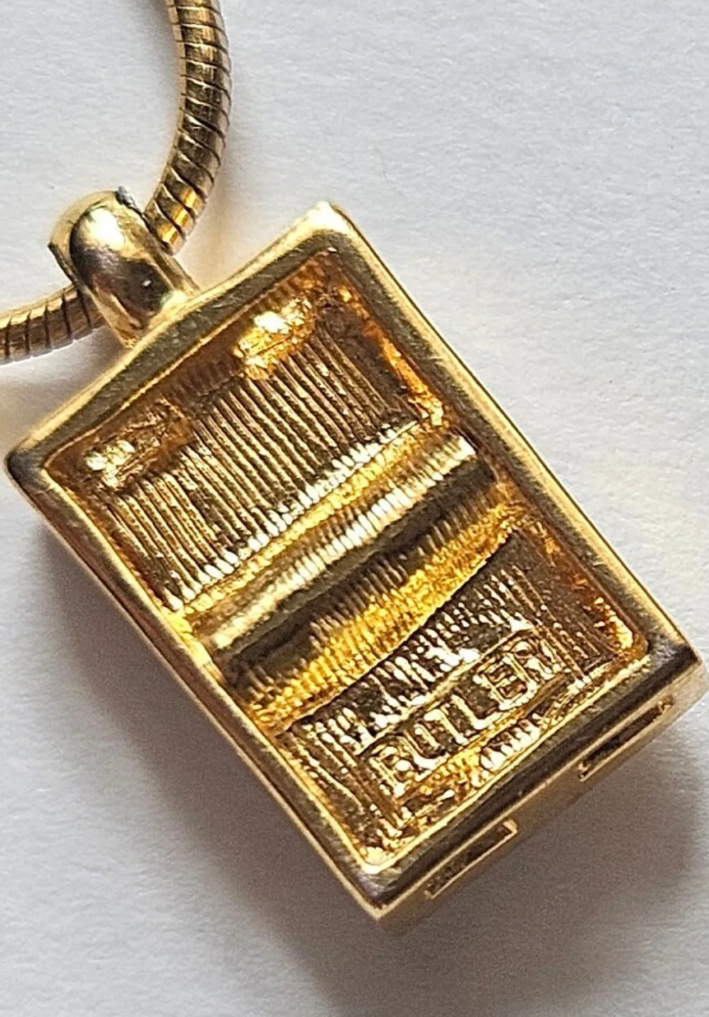 Gold Tone Necklace with Crystal Pendant image indicator(9)