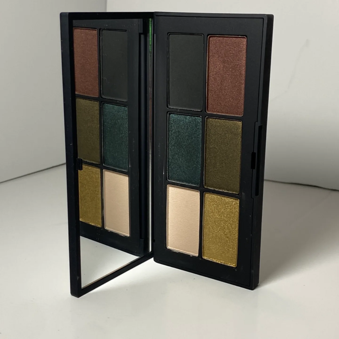 NARS Man Ray Limited Edition Eyeshadow and Blush Palettes image indicator(4)