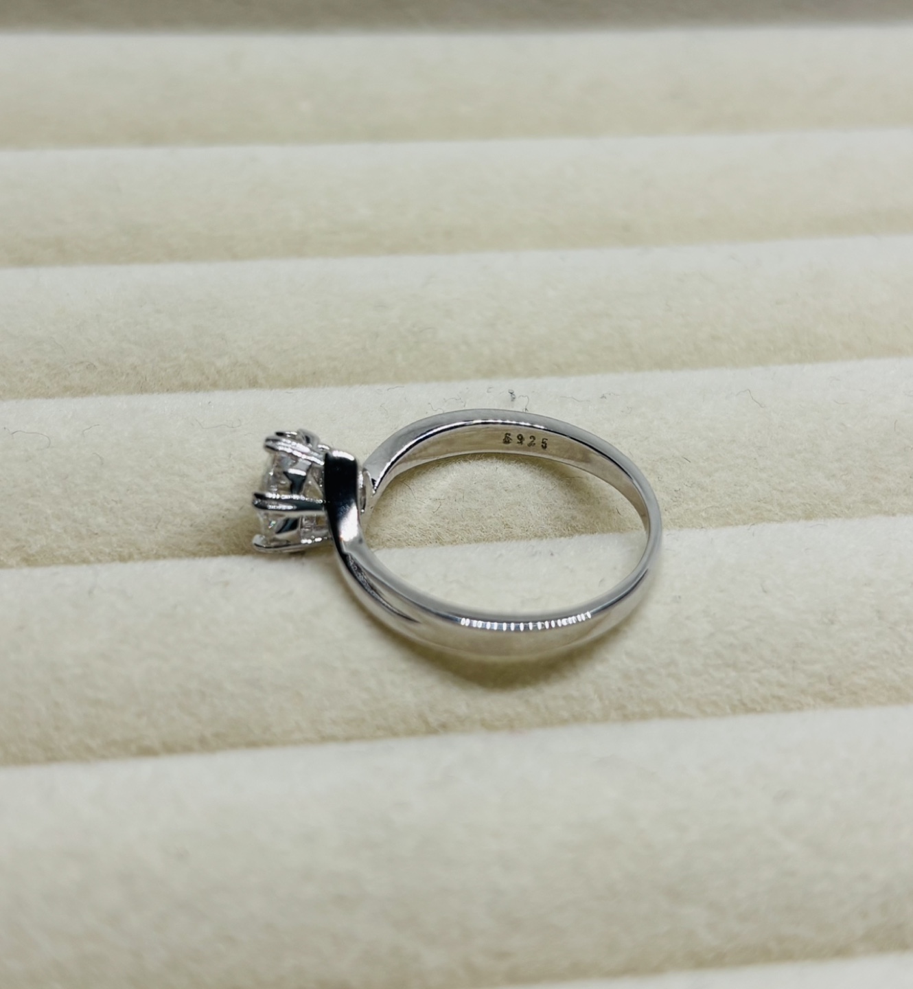 1 carat moissainite ring size 8 - photo 4