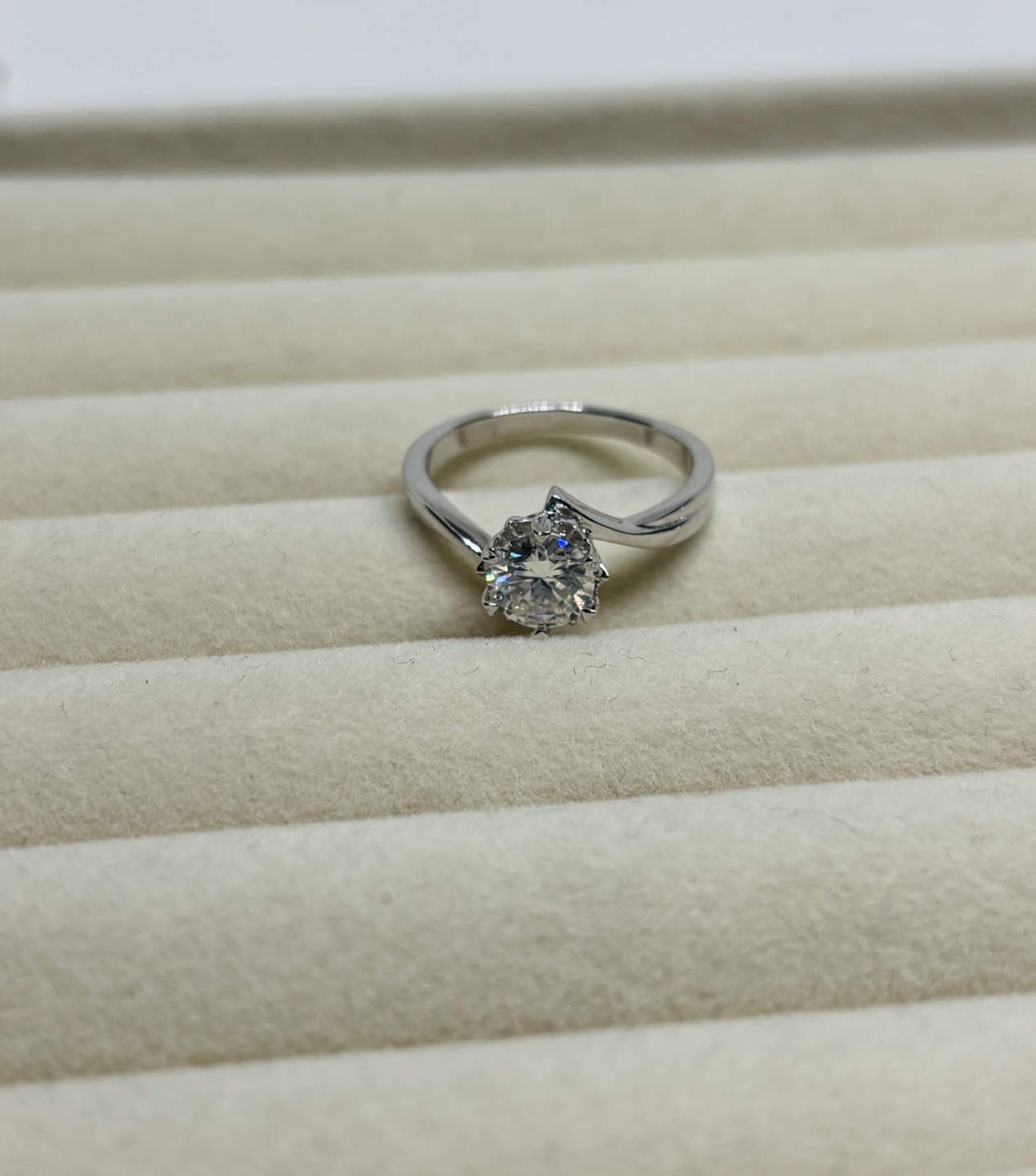 1 carat moissainite ring size 8 - photo 3