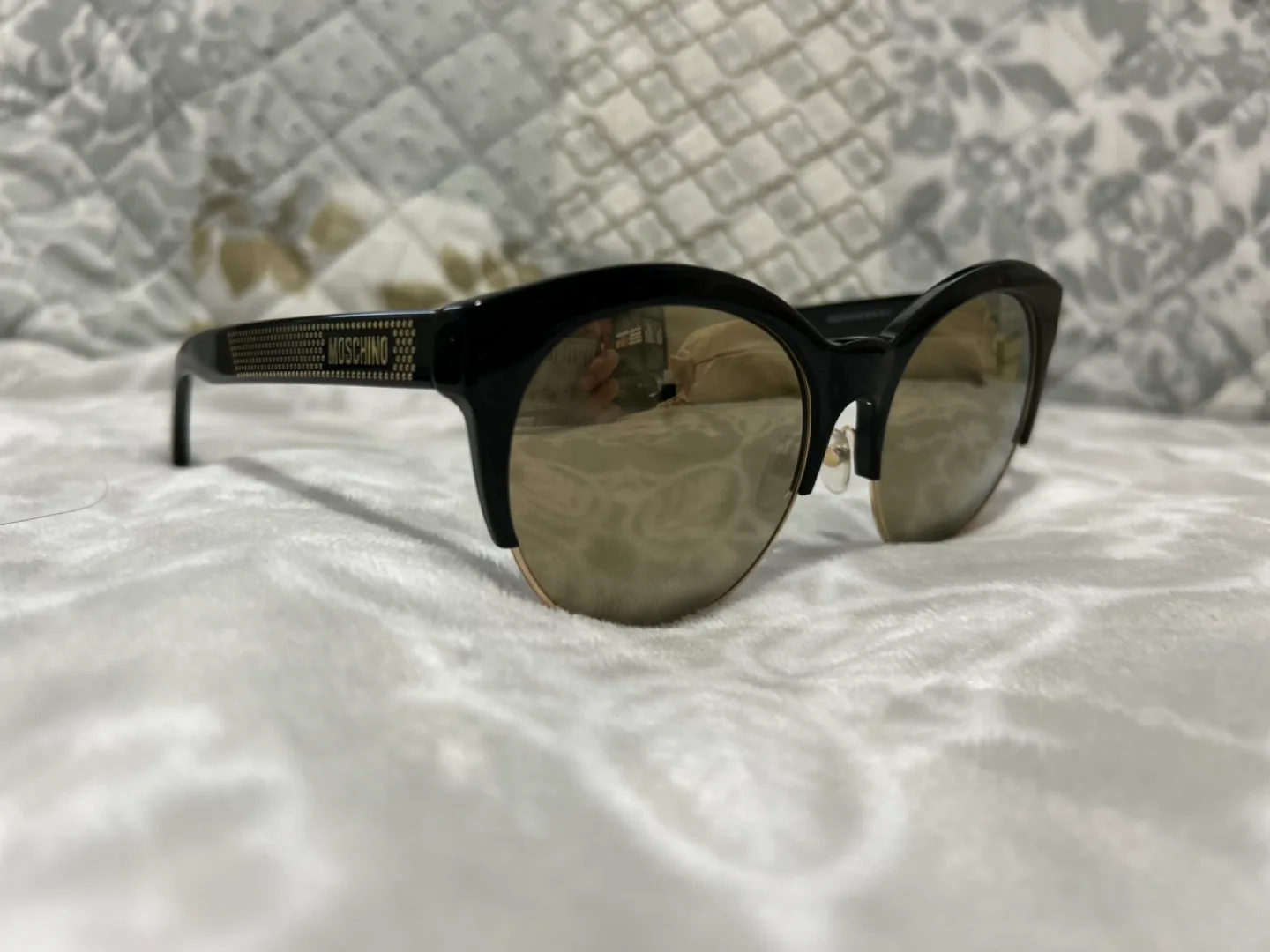 Moschino Sunglasses - Black Frame with Gold Accents image indicator(2)