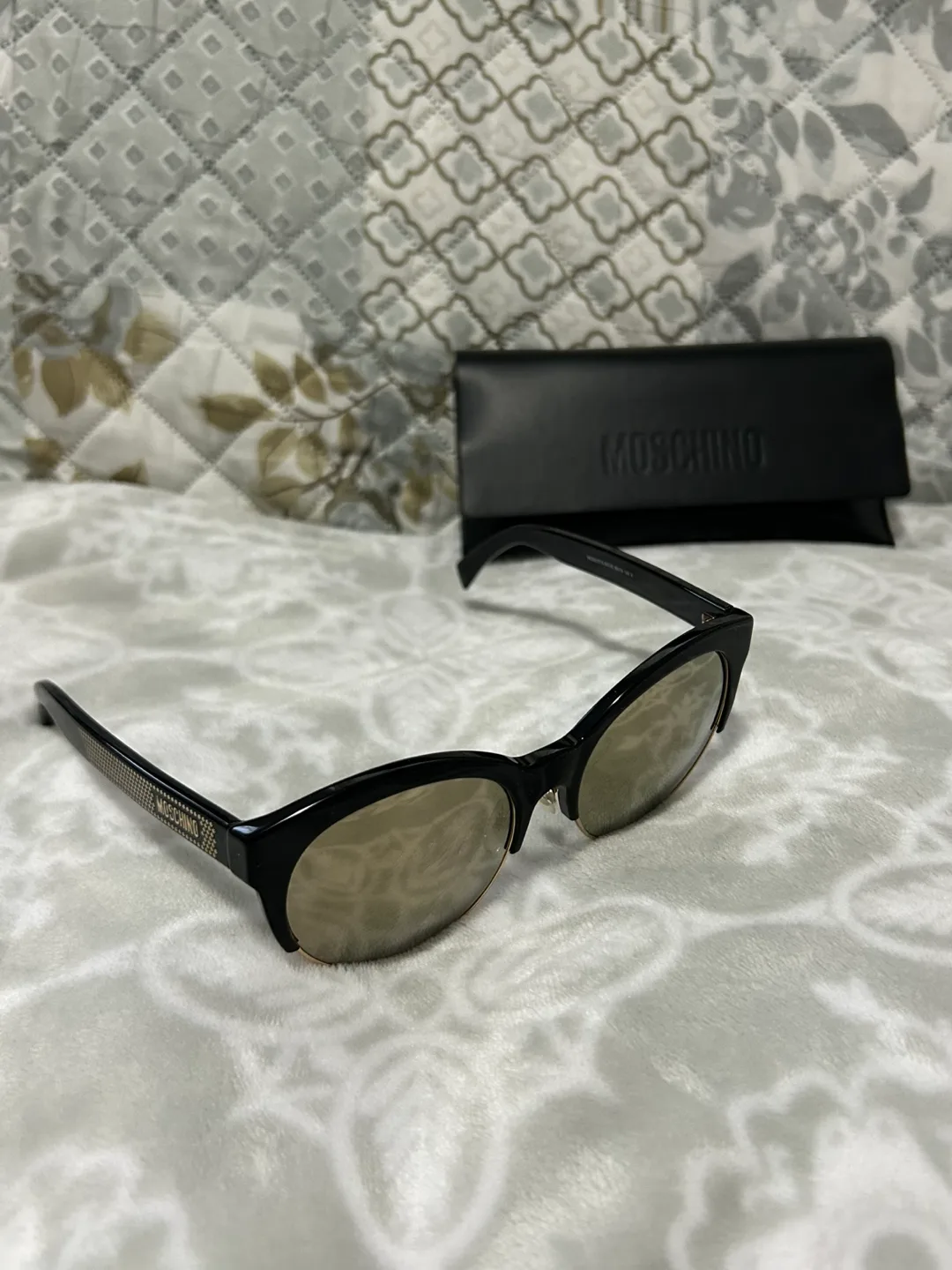 Moschino Sunglasses - Black Frame with Gold Accents image indicator(3)