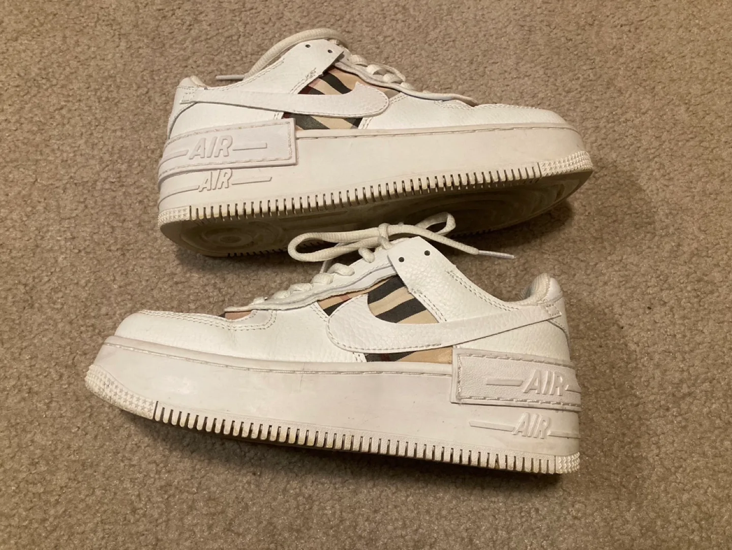 Women’s Nike Shoes Size 7US image indicator(2)