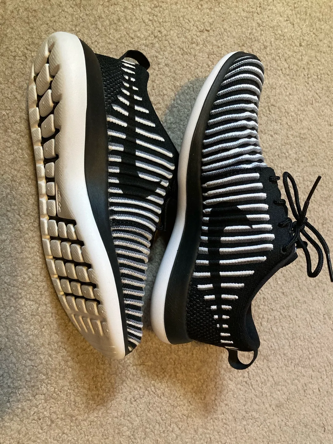 Women’s Nike Shoes Size 6US image indicator(3)