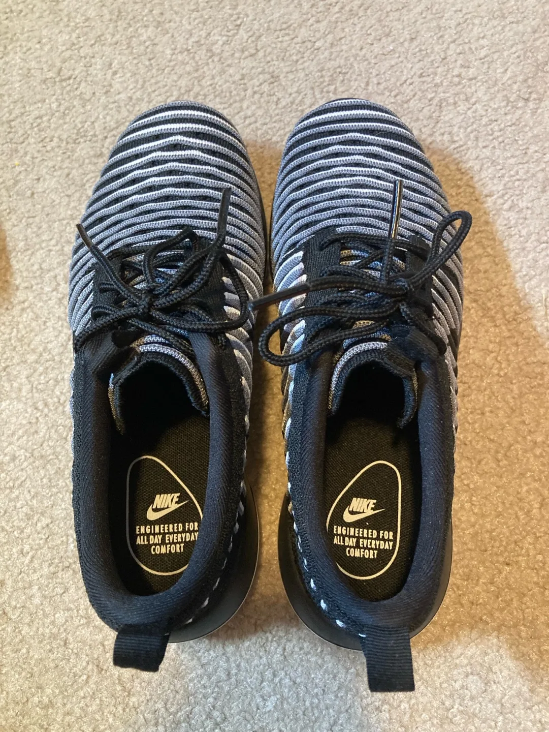 Women’s Nike Shoes Size 6US image indicator(2)