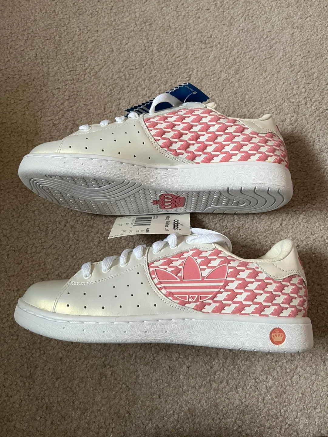 NWT Adidas Shoes Size 5US image indicator(2)