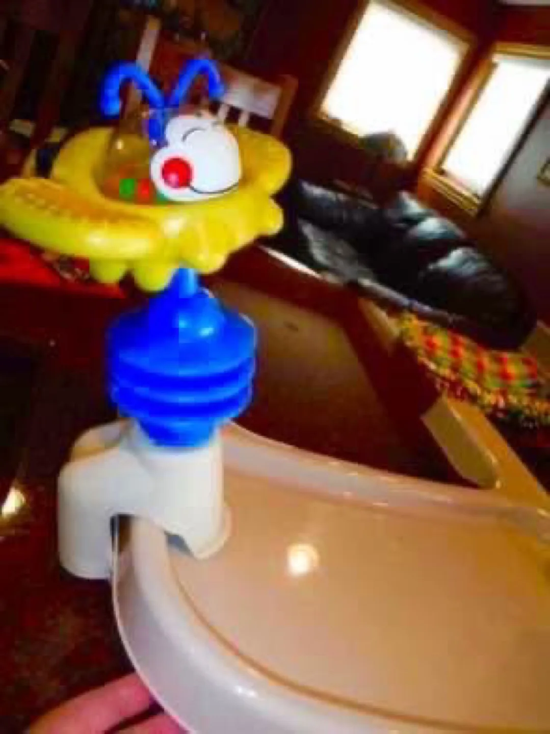 Universal high chair toys   Keeps food off the floor image indicator(9)
