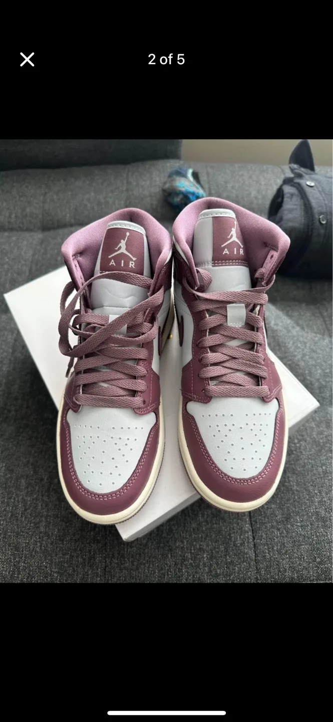 Nike Women's Air Jordan 1 Mid Basketball Shoes image indicator(2)