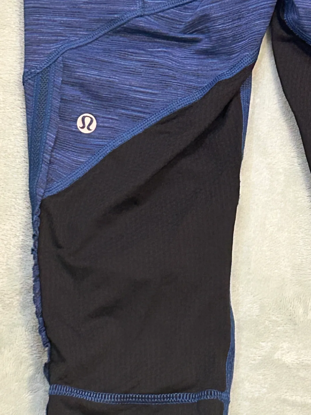 Lululemon Size 6 Blue & Black Cropped Leggings image indicator(3)