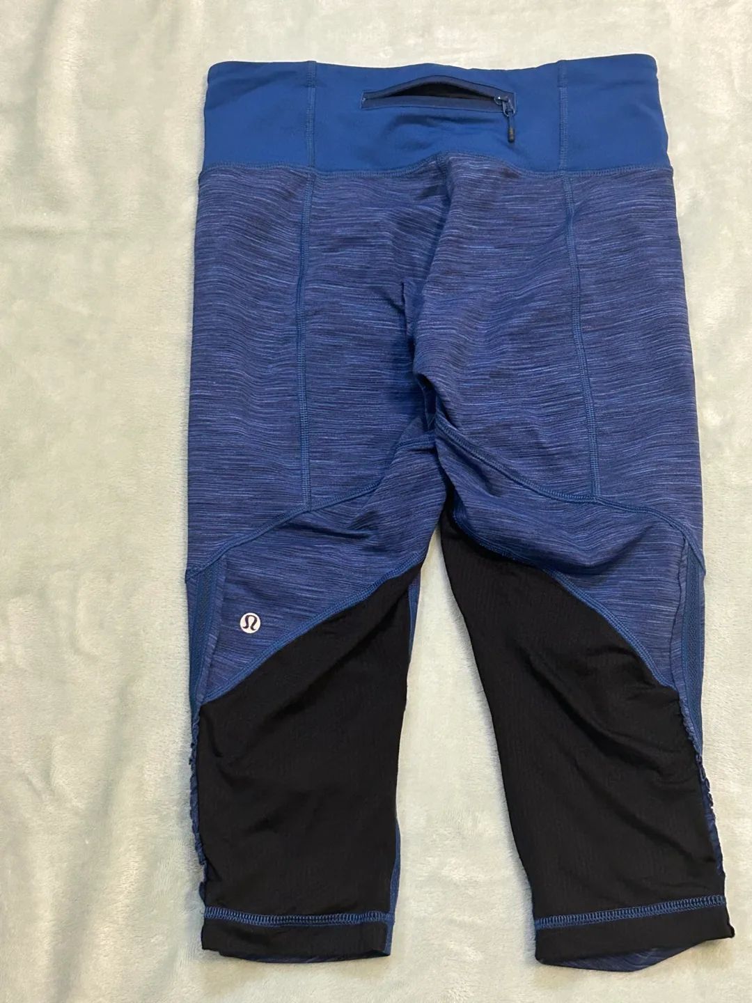Lululemon Size 6 Blue & Black Cropped Leggings image indicator(2)