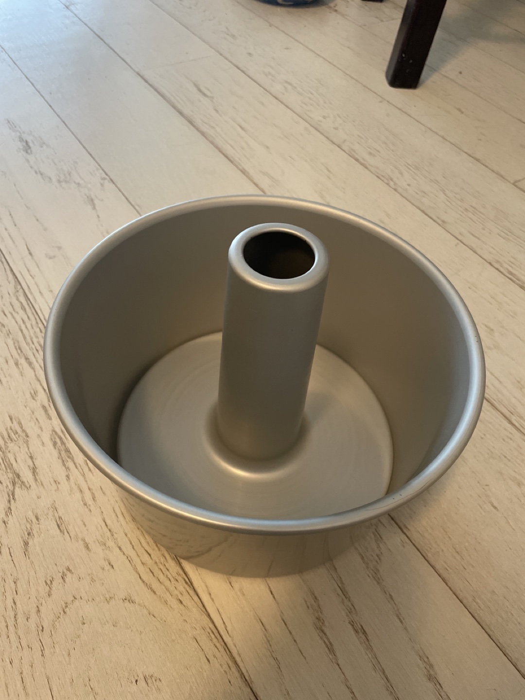 Angel food cake pan