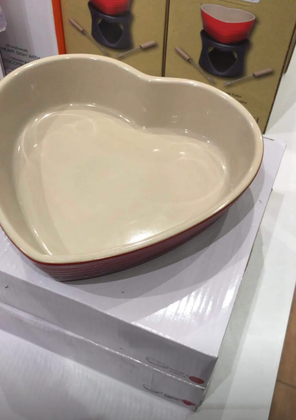 Le Creuset Heart-Shaped Dish image indicator(2)