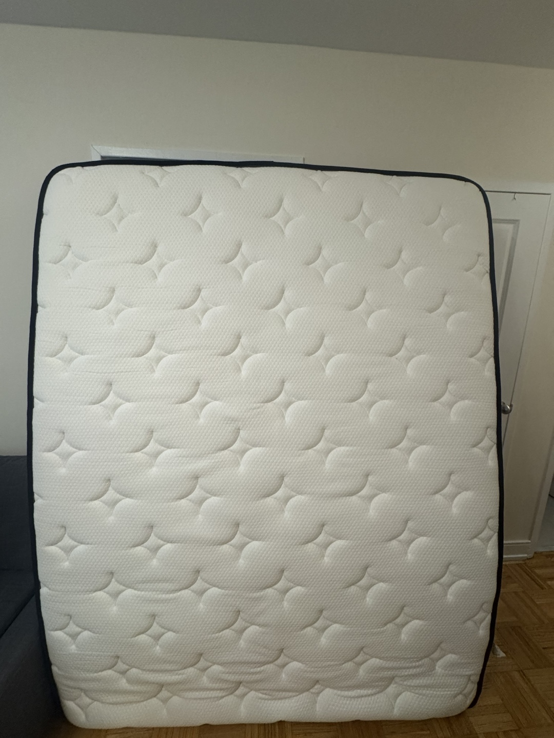 Queen Mattress - Excellent Condition - photo 2