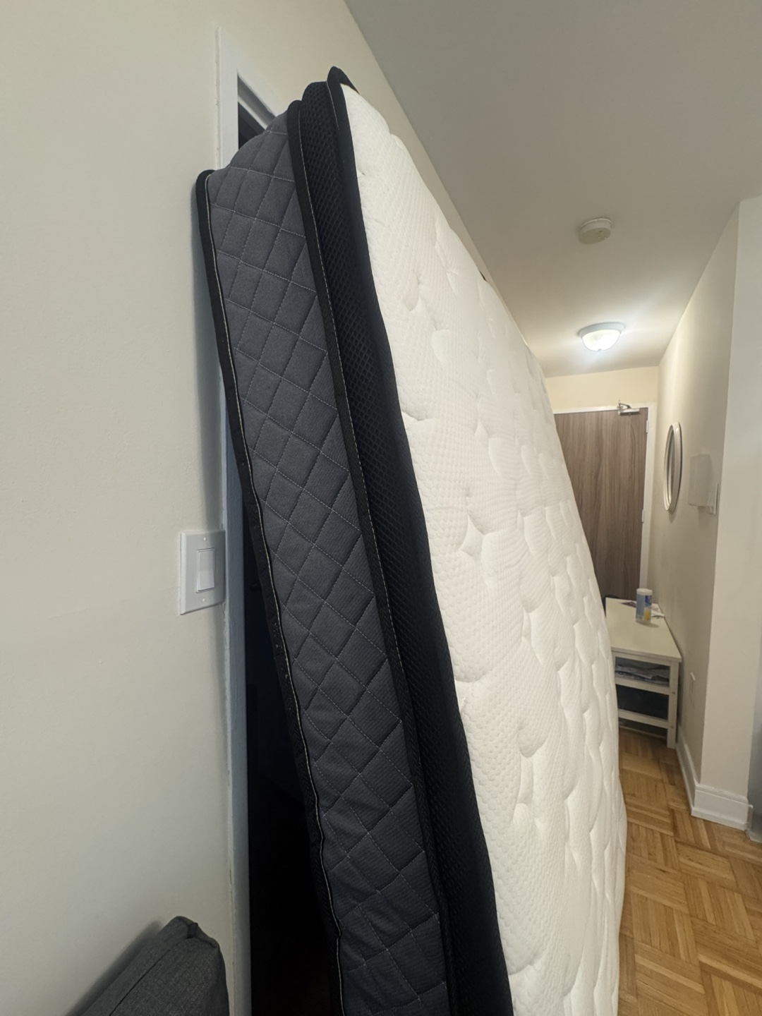 Queen Mattress - Excellent Condition - photo 3