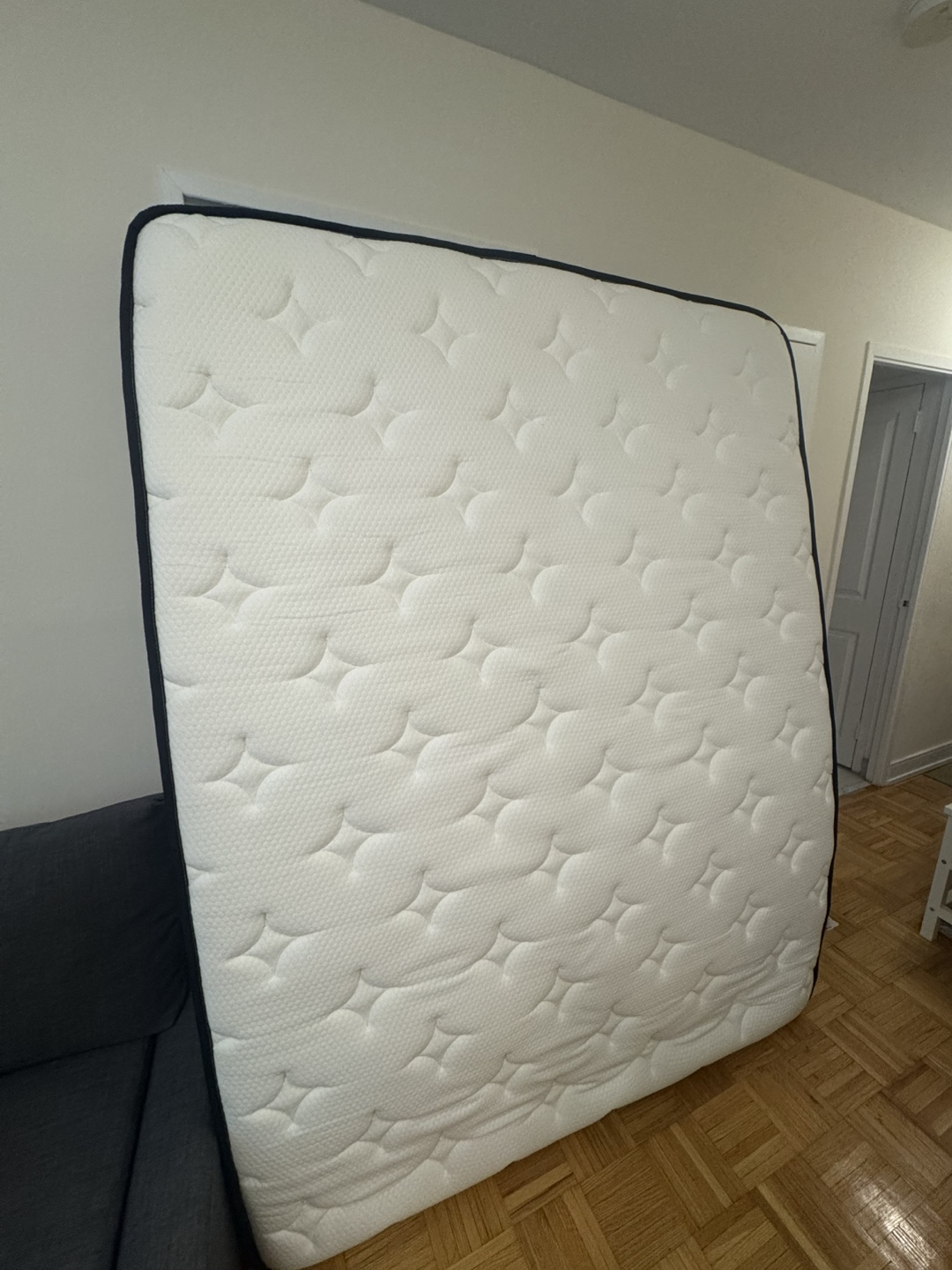 Queen Mattress - Excellent Condition - photo 4