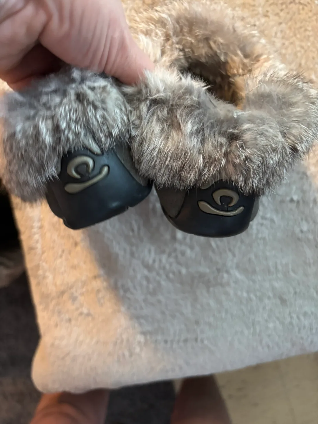 Manitobah Muk Nuks Suede real Fur Slippers image indicator(2)