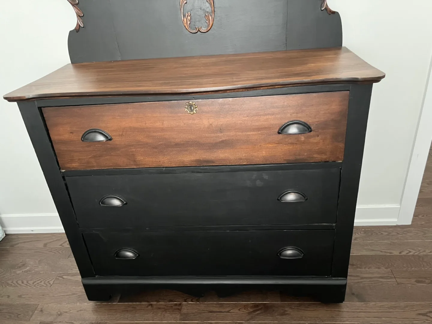 Antique Dresser with Mirror image indicator(3)