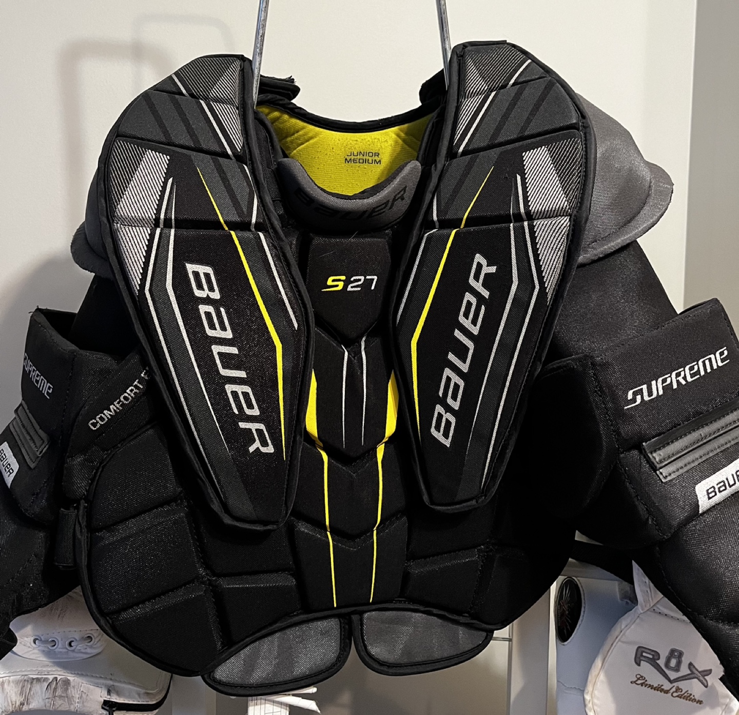 Bauer Supreme S27 Junior Medium Hockey Shoulder Pads