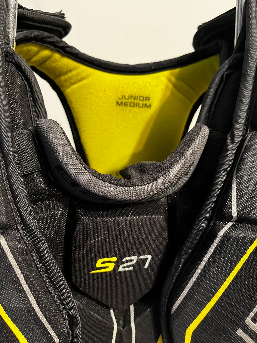 Bauer Supreme S27 Junior Medium Hockey Shoulder Pads image indicator(2)