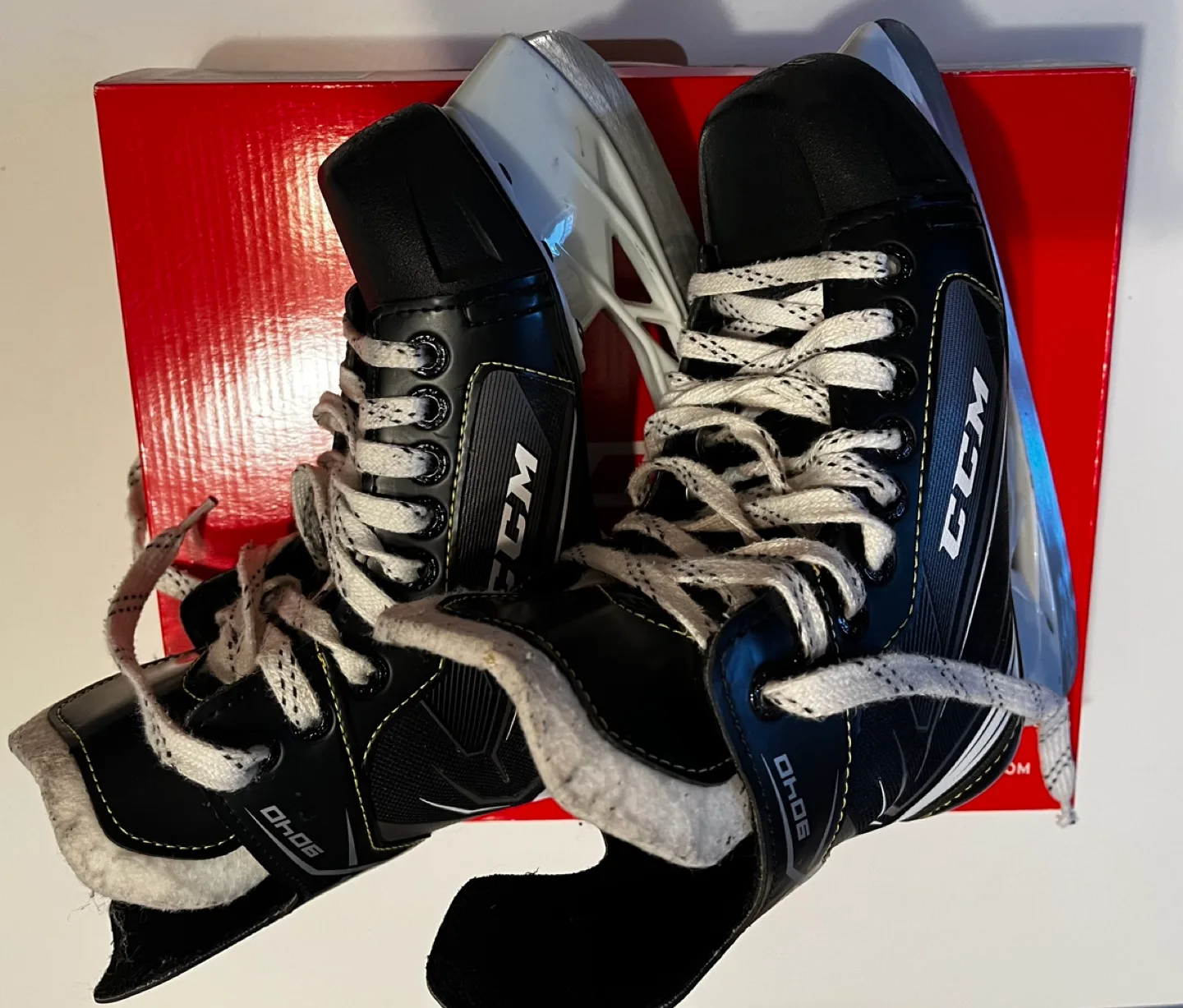 CCM junior skates size 2 image indicator(4)