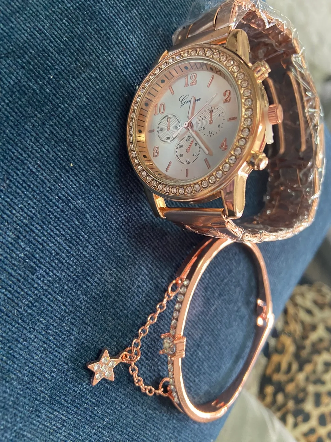 Rose Gold Watch and Bracelet Set image indicator(3)