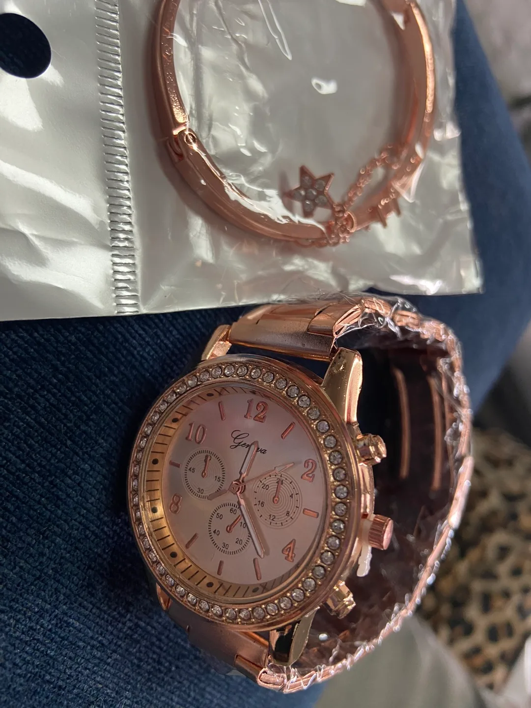 Rose Gold Watch and Bracelet Set image indicator(7)