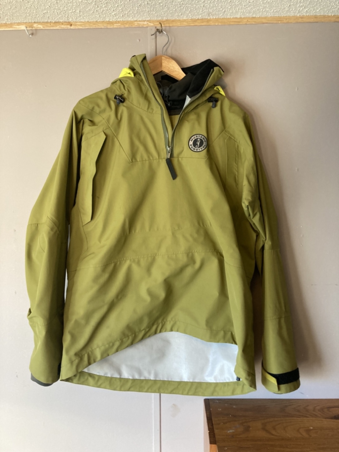 Mustang Survival dry top