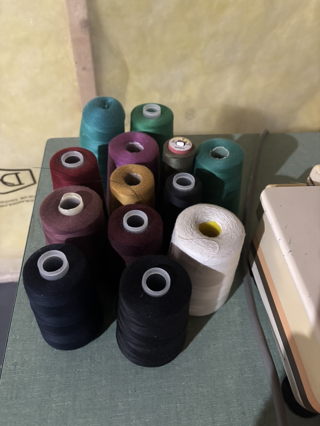 Industrial Narrow serger machine + free threads - photo 2