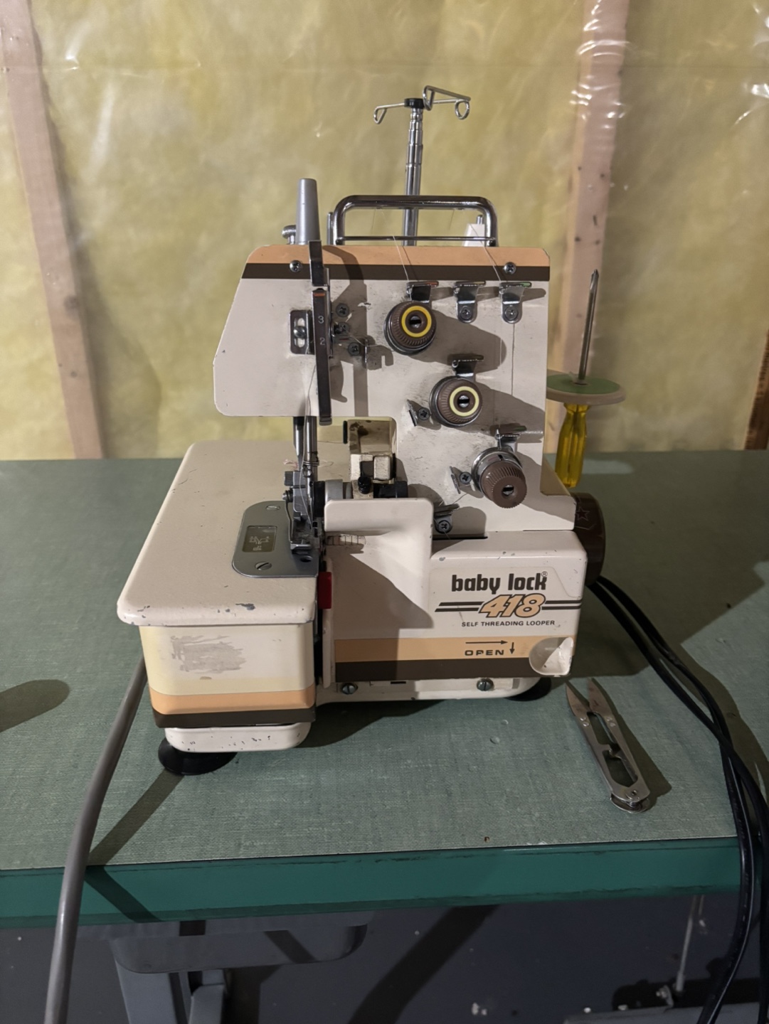 Industrial Narrow serger machine + free threads