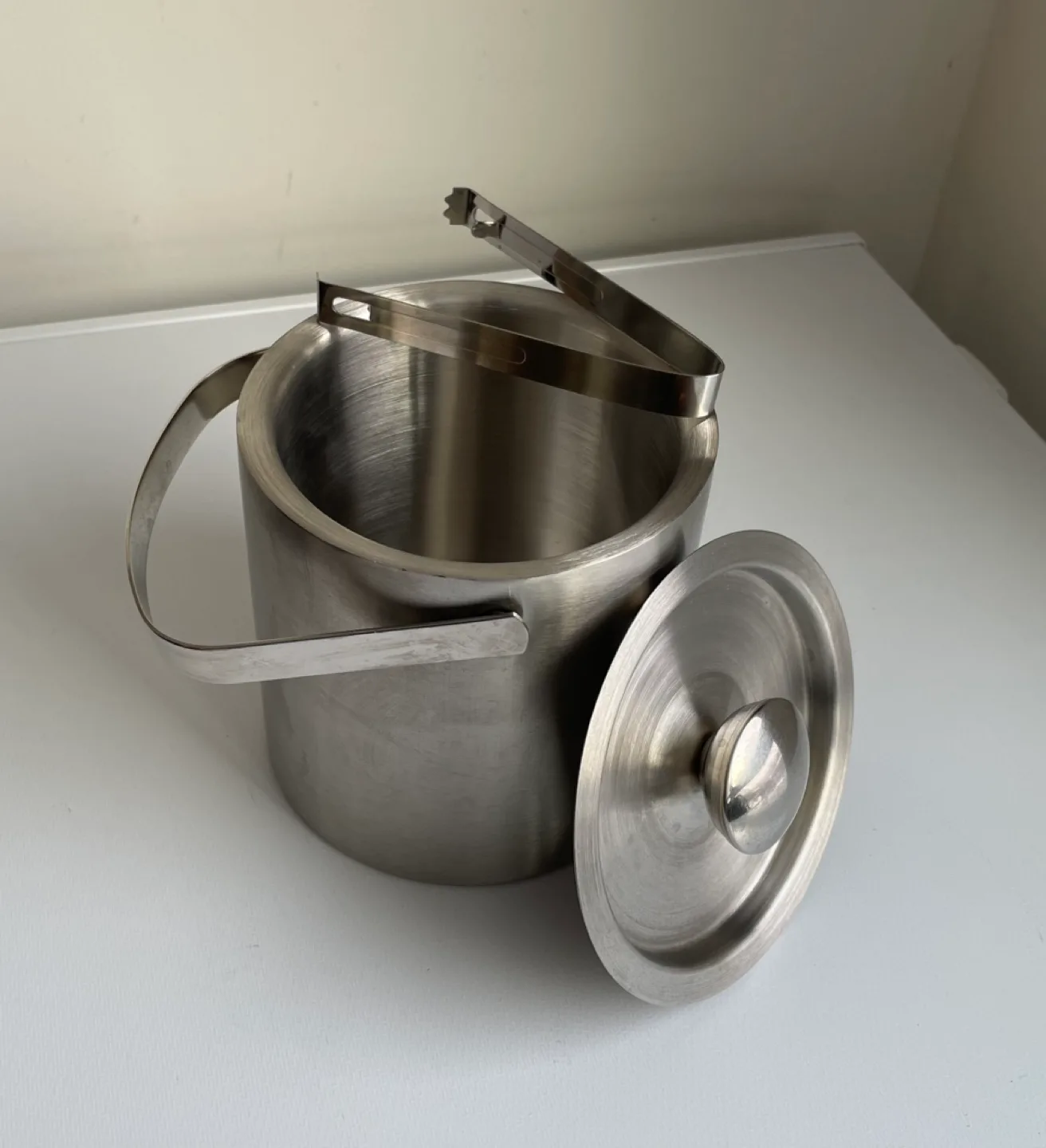 Double walled Stainless Steel Ice Bucket with Tongs and Lid image indicator(3)