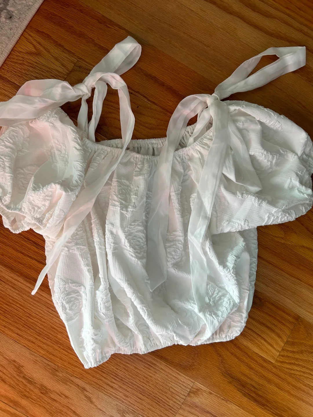 White Puff Sleeve Crop Top with Ties image indicator(2)