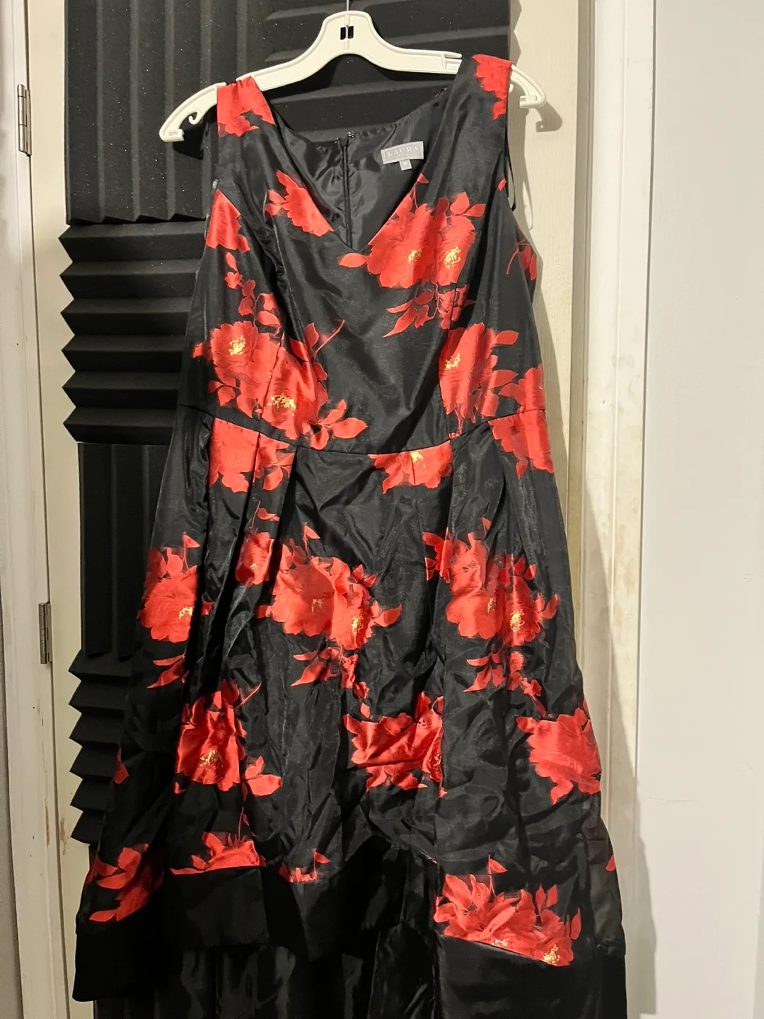 Gorgeous Laura Black and Red Floral Dress Size 18 🥕 thumbnail