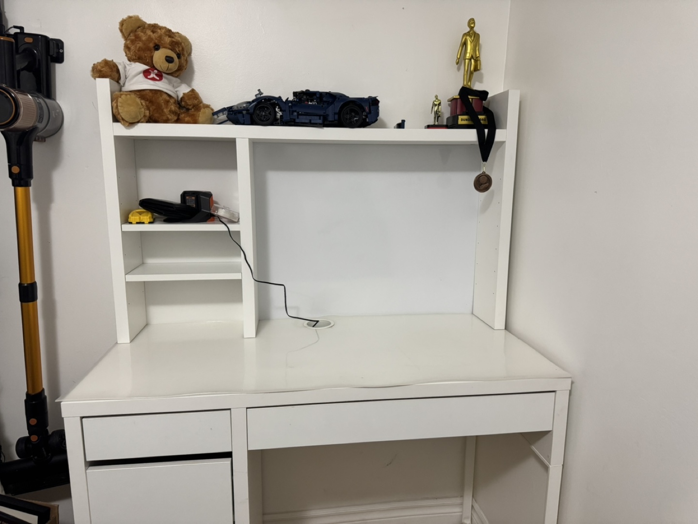 White Computer Desk with Hutch - photo 2